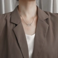 Collana minimalista in acciaio argentato con ciondolo numero 333 orizzontale su modella donna - Stile Numero 333 (N1169—ST) / Colore acciaio