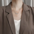 Collana minimalista in acciaio inossidabile argento con ciondolo 777 su una modella - Stile Numero 777 (N1173--ST) / Colore acciaio