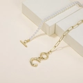 Elegante goldene Büroklammerkette und Perlenkette mit OT-Verschluss und Buchstabe C Anhänger - Buchstabe C