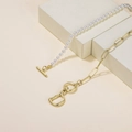 Asymmetrische Perlenkette mit Büroklammerkette, goldenem OT-Verschluss und D-Anhänger - Buchstabe D