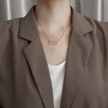 Collana minimalista argentata con pendente numero 555 gotico su catena sottile - Stile Numero 555 (N1171—ST) / Colore acciaio