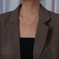 Collana in acciaio al titanio dorato con ciondolo gotico numero 666 su una modella donna - Stile Numero 666 (N1172--ST) / Colore acciaio