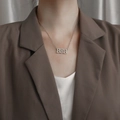 Collana in acciaio inossidabile argento con numeri gotici su donna in blazer - Stile Numero 8888 (N1174--ST) / Colore acciaio