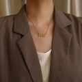 Collana minimalista con ciondolo numero 8888 dorato indossata da una modella - Stile Numero 8888 (N1174--GO) / Oro