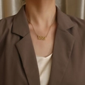 Collana dorata minimalista con ciondolo numero 999 gotico su una modella femminile - Stile Numero 999 (N1175--GO) / Oro