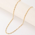 Elegante 18K vergoldete Titan-Kleeblatt-Gliederkette auf weißem Marmor-Ständer - 8er Flachglied(STN25296-GO)