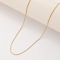 Minimalistische 18K Gold Titanstahl Kette präsentiert auf einem weißen Ständer - Seilkette(STN25298-GO)