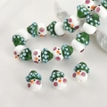 Detalle de cuentas de vidrio de muñeco de nieve hechas a mano con gorros verdes para joyería - Muñeco de Nieve con Sombrero Verde