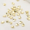 Vista detallada de colgantes de hoja irregular bañados en oro 14k para joyería DIY - Chapado en Oro 14K Pequeño Redondo