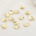 Detalle de colgantes de hoja bañados en oro de 14k con superficie texturizada para DIY - Chapado en Oro 14K Grande Redondo