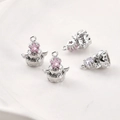 Gros plan de pendentifs gâteau plaqués or 14 carats avec zircons roses et violets en étoile - K Blanc Zircon Rose Gâteau d'Étoile