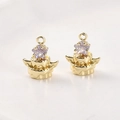 Gros plan de breloques cupcake dorées 14 carats avec pierres violettes en forme d'étoile - Or 14k Zircon Violet Gâteau d'Étoile