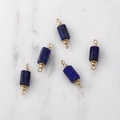 Dettaglio di ciondoli cilindrici in lapislazzuli blu con terminali placcati oro 14K - Lapislazzulo