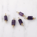 Vista macro di ciondoli a colonna in ametista viola con anelli placcati oro 14K per gioielli - Ametista