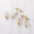 Dettaglio di connettori a doppio anello placcati oro 14K con pietre di quarzo fragola naturali - Citrino