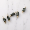 Dettaglio di 5 ciondoli cilindrici in pietra naturale con connettori placcati oro 14K - Mica verde