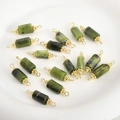 Vista macro di connettori in pietra naturale verde con doppi anelli placcati in oro 14K - Giada Canadese