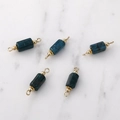 Dettaglio di connettori placcati oro 14K con pietra naturale blu per creazione gioielli - Apatite