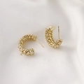 Pendientes de tuerca en forma de C trenzados bañados en oro de 14k sobre seda blanca - Dorado