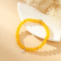 Heldere gele agaat kralenarmband met zilveren klaverhanger op beige display - Gele Turkoois 925 Zilveren Klaver Armband (SB135-Y)