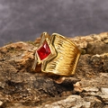 Vintage Herrenring Goldstahl mit quadratischem rotem Edelstein und geprägter Textur auf Rinde - Gold (Roter Strass)