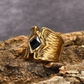 Anello da uomo in acciaio inossidabile dorato con gemma nera sfaccettata e dettagli incisi - US 7 / Oro (Strass Nero)