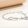Armband mit Dornen- und Rosenanhänger in Unendlichkeitsform mit Zirkonia-Akzenten - Dornen Rose Stil (B2563-A-WG)