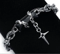 Makrodetail der Metallkette mit Dornentextur, schwarzem Edelstein und Sternanhänger - Gothic Schwarzer Edelstein Vierpunktstern Stil (B2564-ST)