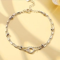 Silberne doppellagige Rosen-Dornen-Armband mit verschlungenen Ringen und Zirkonia-Details - Doppellagiger Gekreuzter Doppelring Stil (B2565-WG)