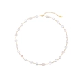 Elegante goldfarbene Halskette mit natürlichen weißen Perlen und rosa Kristallperlen auf weiß - Rosenquarz-Stil (N2440-GO-RP)