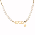 Dettaglio della collana di perle con pendente LUCKY dorato e piccolo ciondolo a stella - Stile Perla d'Acqua Dolce Stella Lettera Fortunata (N2160-GO)