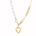 Dettaglio della collana asimmetrica con perle barocche e pendente a cuore d'oro traforato - Stile Perla Barocca Targhetta Cuore Vuoto Retrò (N2163-GO)