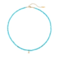 Collana di perle turchesi con pendente a lettera K dorata e dettagli in cristallo - Stile Lettera K (N2712-GO-K)