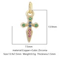Dettaglio di un ciondolo a croce in ottone dorato con pietre di zircone colorate - Stile Croce Zirconia Multicolore (Stile 2)