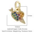 Vista macro del ciondolo a cuore in zirconia arcobaleno con specifiche di dimensioni e materiale - Forma Freccia Attraverso Il Cuore Multicolore (Zirconia Multicolore Stile 12)