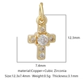 Vista macro del ciondolo a croce dorata con dimensioni 12,3x7,4mm e pietre di zircone - Stile Croce Zirconia Bianca (Stile 2)