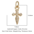 Vista macro del ciondolo a croce dorata in rame e zirconia misura 13,8x7,4mm - Stile Croce Zirconia Bianca (Stile 3)