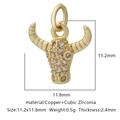Dettaglio macro del ciondolo testa di toro placcato oro con zirconi e dimensioni - Forma Testa Di Toro Dorata (Zirconia Bianca Stile 2)