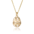 Detalle del colgante de huevo estilo Fabergé con esmalte crema, patrones de oro y cristales - Colgante Y Cadena De Labios / Blanco