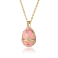 Detalle de un colgante de huevo estilo Fabergé en esmalte rosa con grabados dorados - Colgante Y Cadena De Labios / Rosa