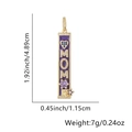 Pendaglio MOM in smalto viola finitura dorata con zirconi colorati e misure dettagliate - Stile Verticale MOM Smalto Viola (Stile Sette)
