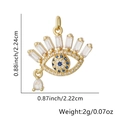 Dettaglio del ciondolo malocchio con zirconi colorati e charm a goccia in oro - Stile 1