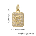 Dettaglio del ciondolo quadrato dorato con lettera C in zirconi, dimensioni 1,37 cm - Lettera C / Oro