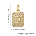 Dettaglio macro del ciondolo lettera D in zirconia con dimensioni 1,37 cm per 0,94 cm - Lettera D / Oro