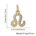 Detailopname van gouden Leeuw sterrenbeeld hanger met zirkonia en afmetingen - Alleen Hanger (Zonder Ketting) / Leeuw