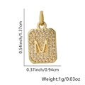 Pendente rettangolare dorato lettera M con zirconi e dimensioni del prodotto - M / Oro