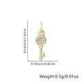 Dettaglio macro del ciondolo a chiave a cuore dorato con dimensioni 1,35 cm e pietre zirconi - Stile Chiave con Zirconia Pavé (Stile 5)