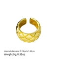 Detalle del diámetro interno de 1,88 cm y textura acolchada en un anillo de oro - Dorado