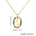 Dettaglio del ciondolo ovale dorato con zirconi arcobaleno e lettera S fluttuante - S / Oro