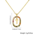 Collana dorata con pendente ovale in zirconi colorati e piccolo accento di croce - Lettera T / Oro